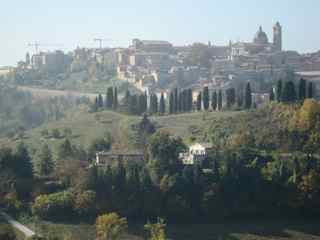 Urbino med Palazzo Ducale och Rafaels hus