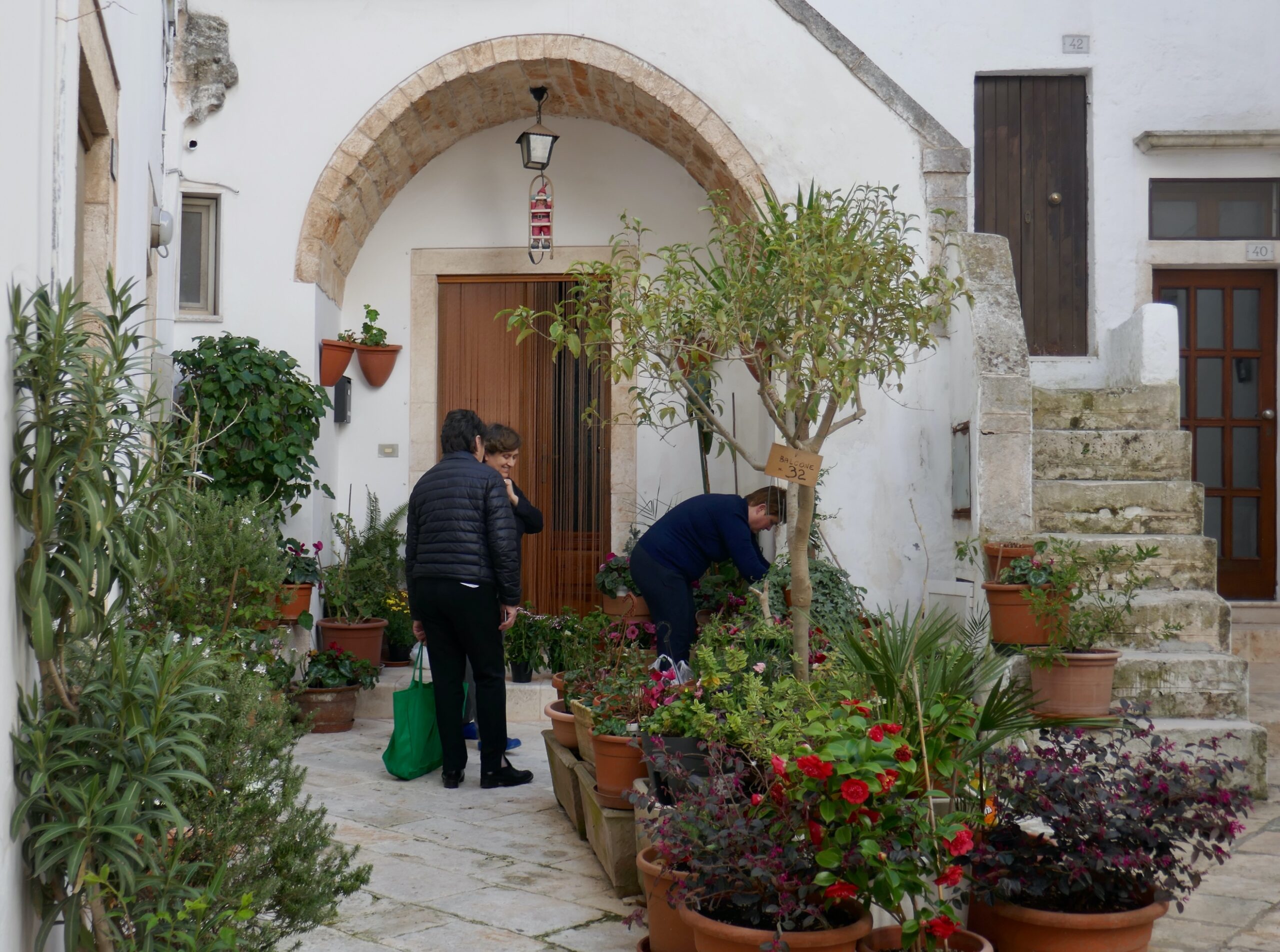 Locorotondo, Vinprovning och "äkta trulli"