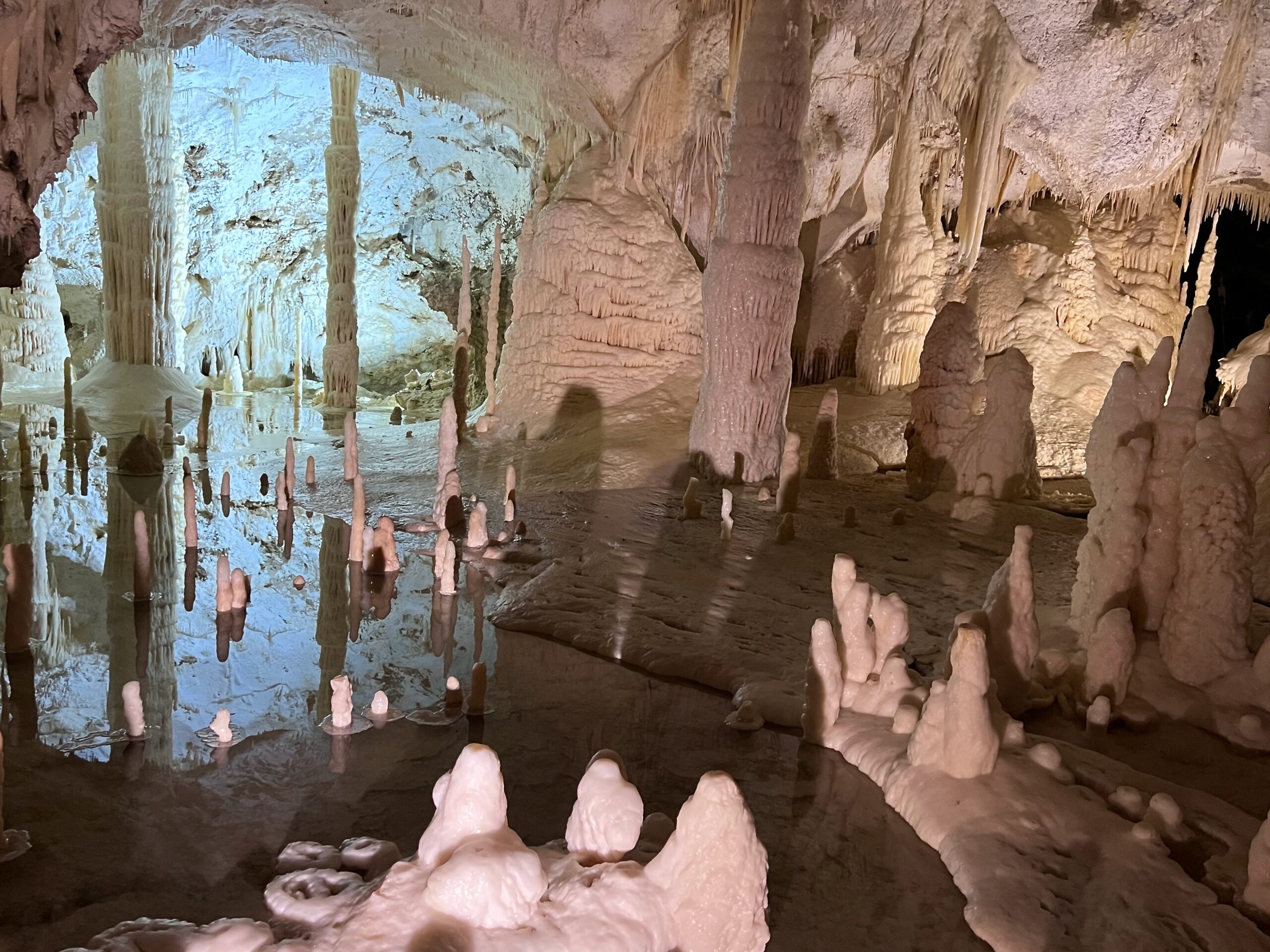 Grotte di Frasassi: En underjordisk katedral i Italiens hjärta