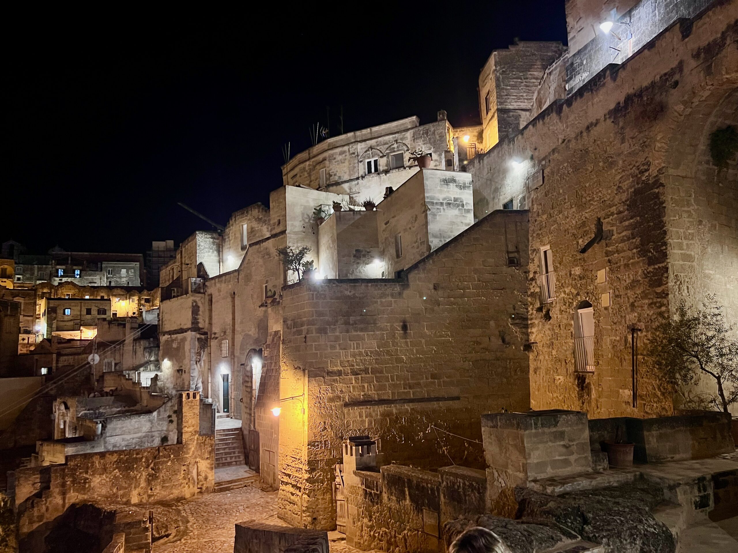 Sassi Matera med de två kvarteren Sasso Barisano och Sasso Caveoso.                                         Där grottor blir palats i Italiens äldsta stad.